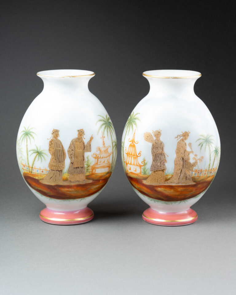 Paire de vases en opaline à décor asiatique du XIXème siècle