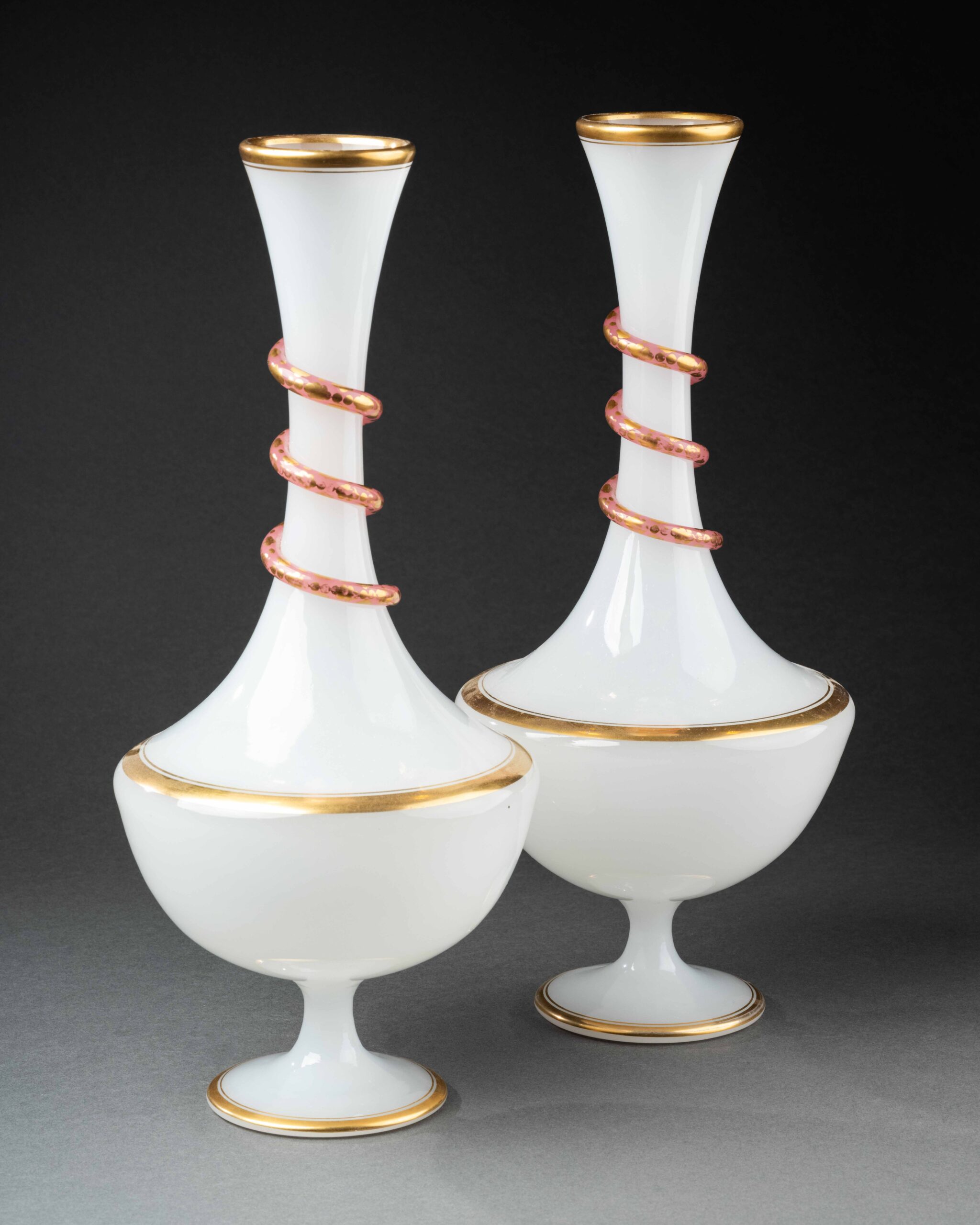 Paire de vases en opaline blanche à serpents dorés