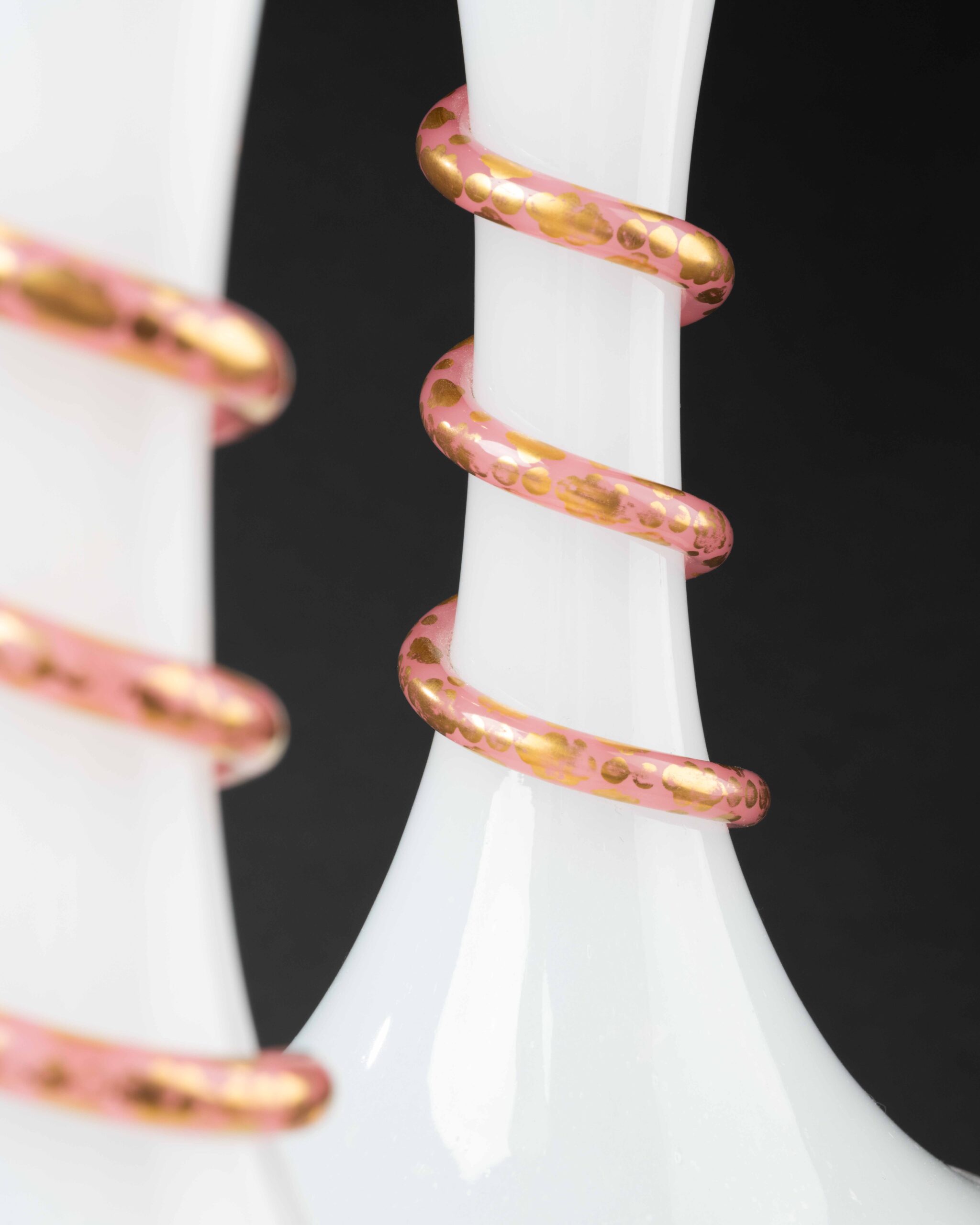 Paire de vases en opaline blanche à serpents dorés