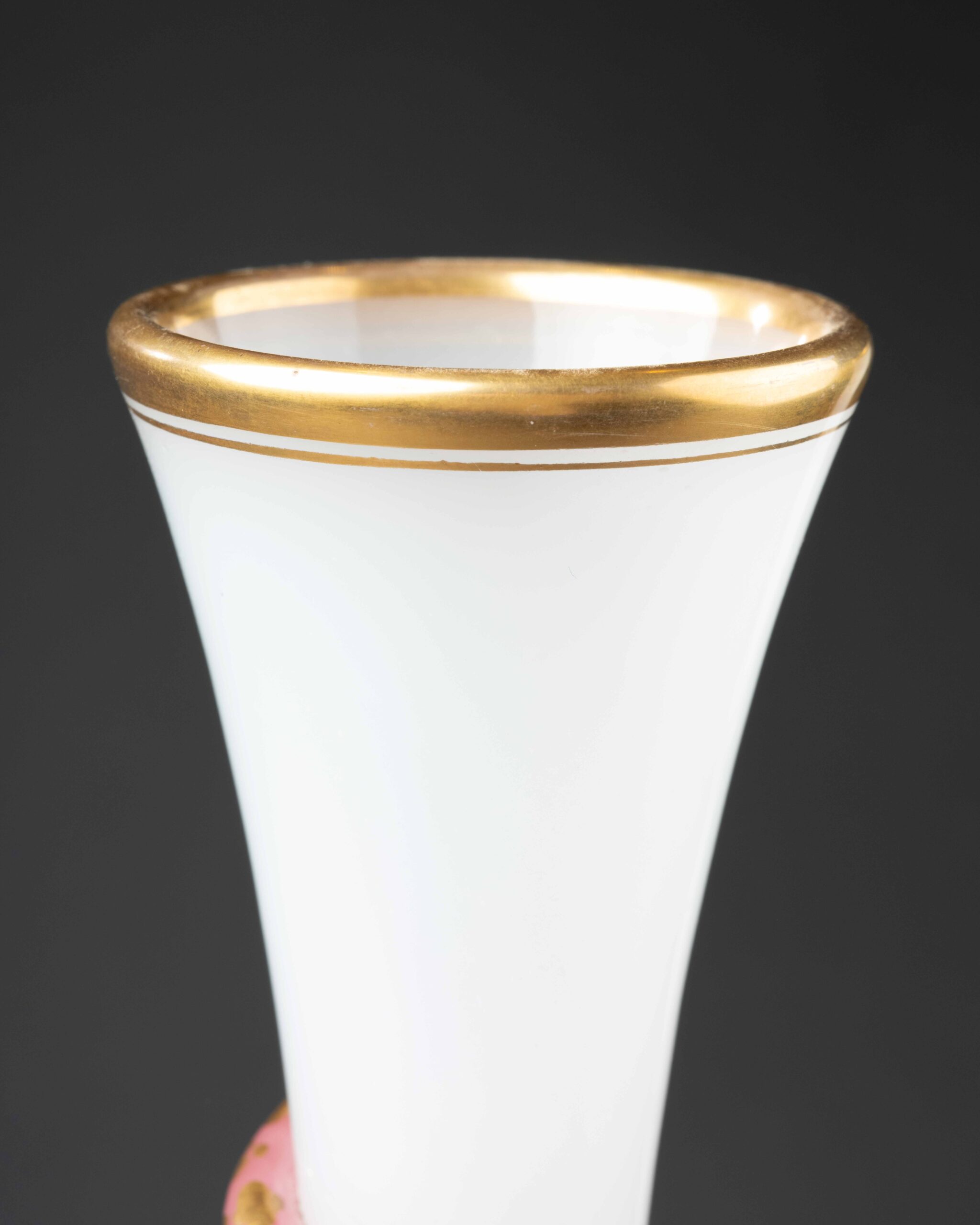 Paire de vases en opaline blanche à serpents dorés