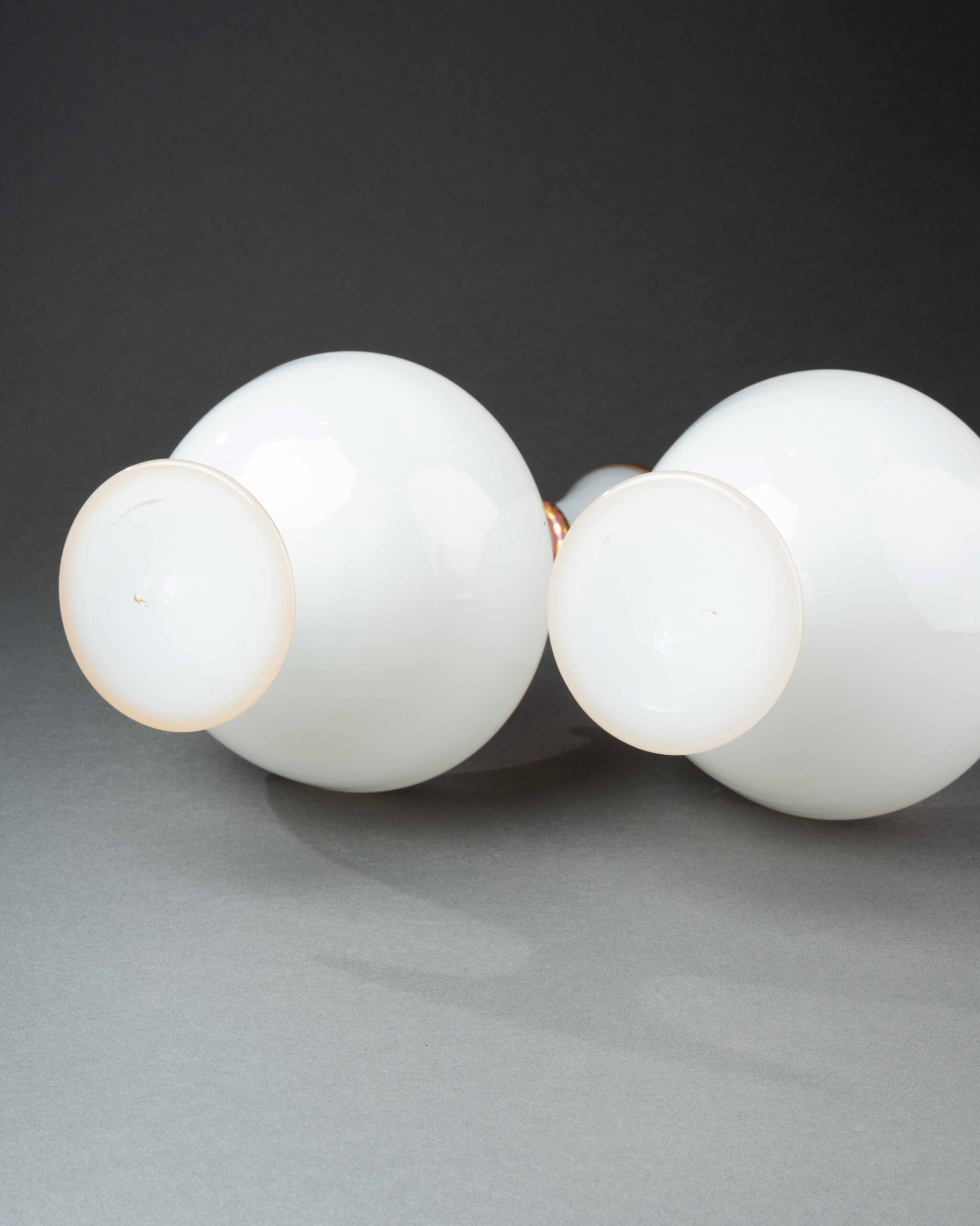 Paire de vases en opaline blanche à serpents dorés