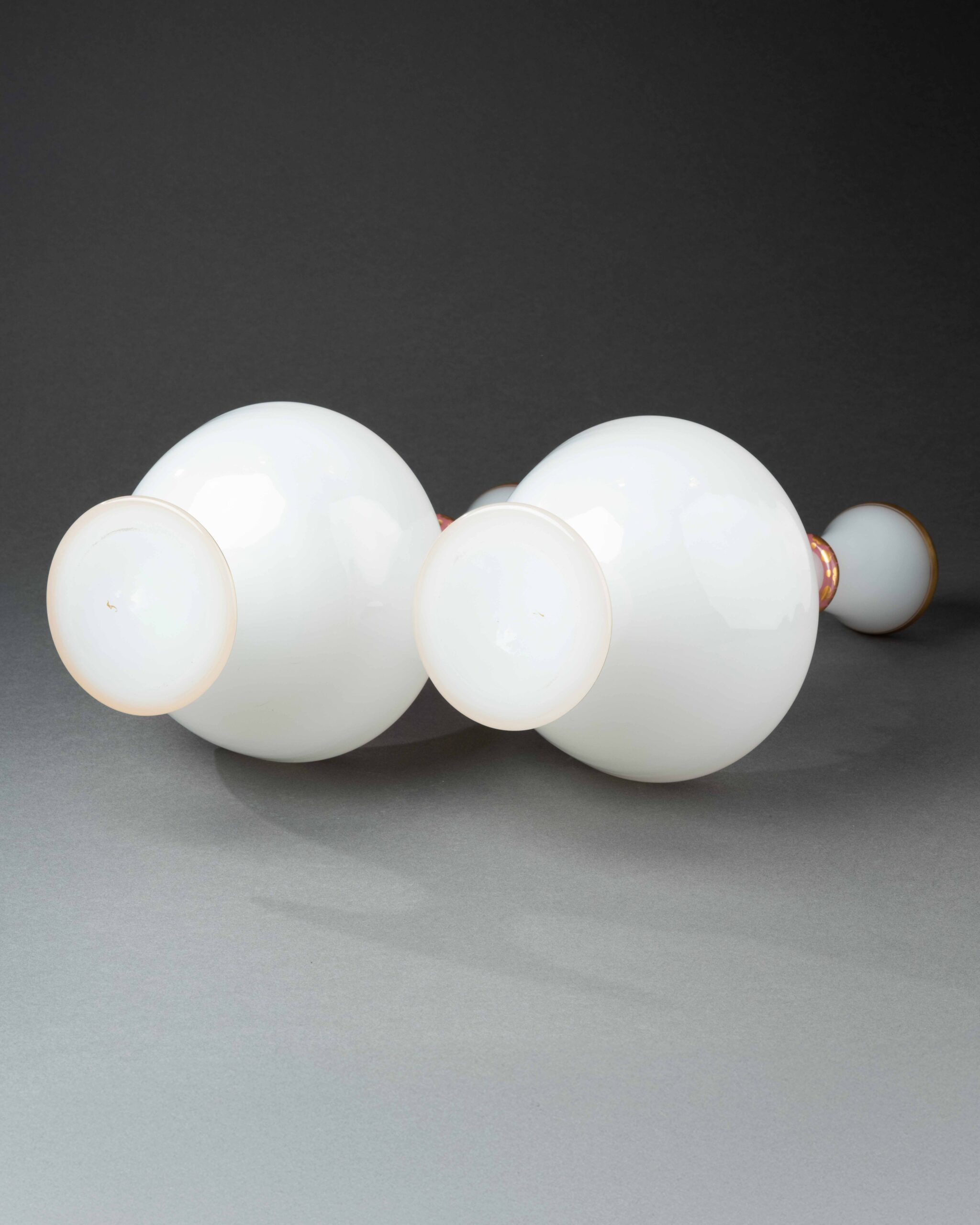 Paire de vases en opaline blanche à serpents dorés