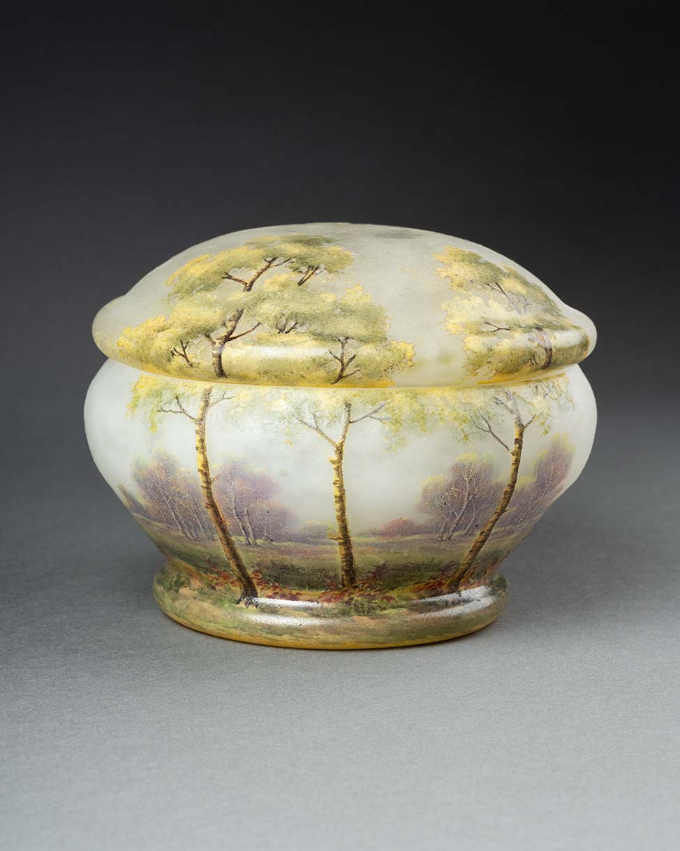 Boite à bijoux en verre givré émaillé - Circa 1900