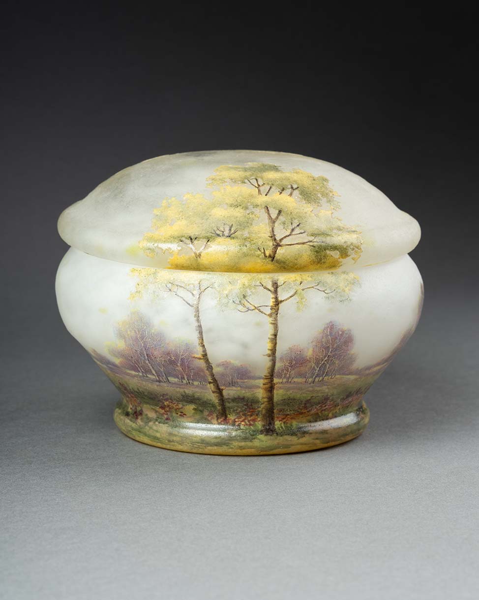 Boite à bijoux en verre givré émaillé - Circa 1900