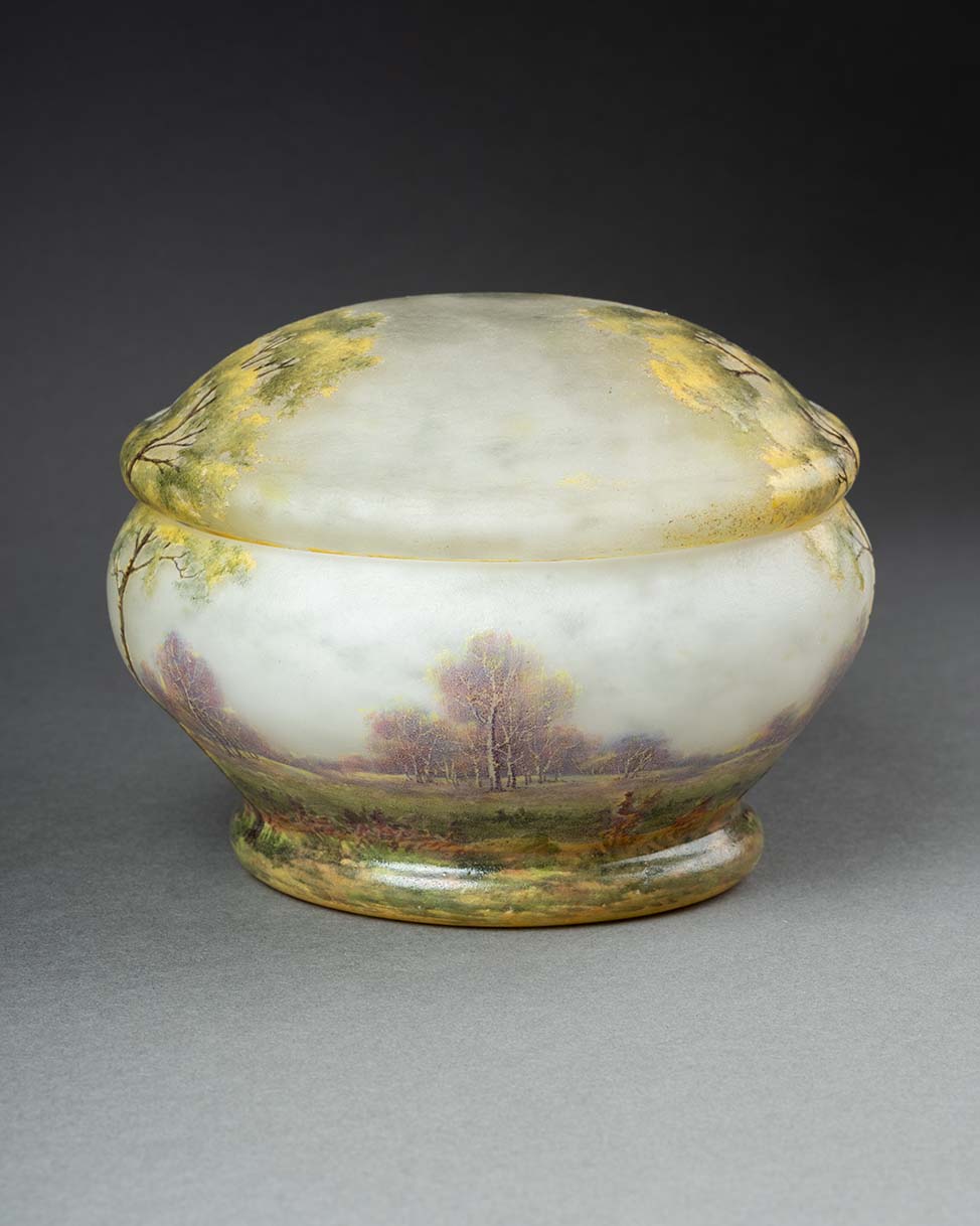 Boite à bijoux en verre givré émaillé - Circa 1900