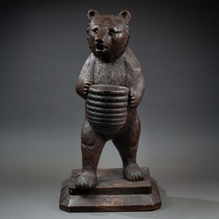 Grande sculpture d'ours en bois sculpté