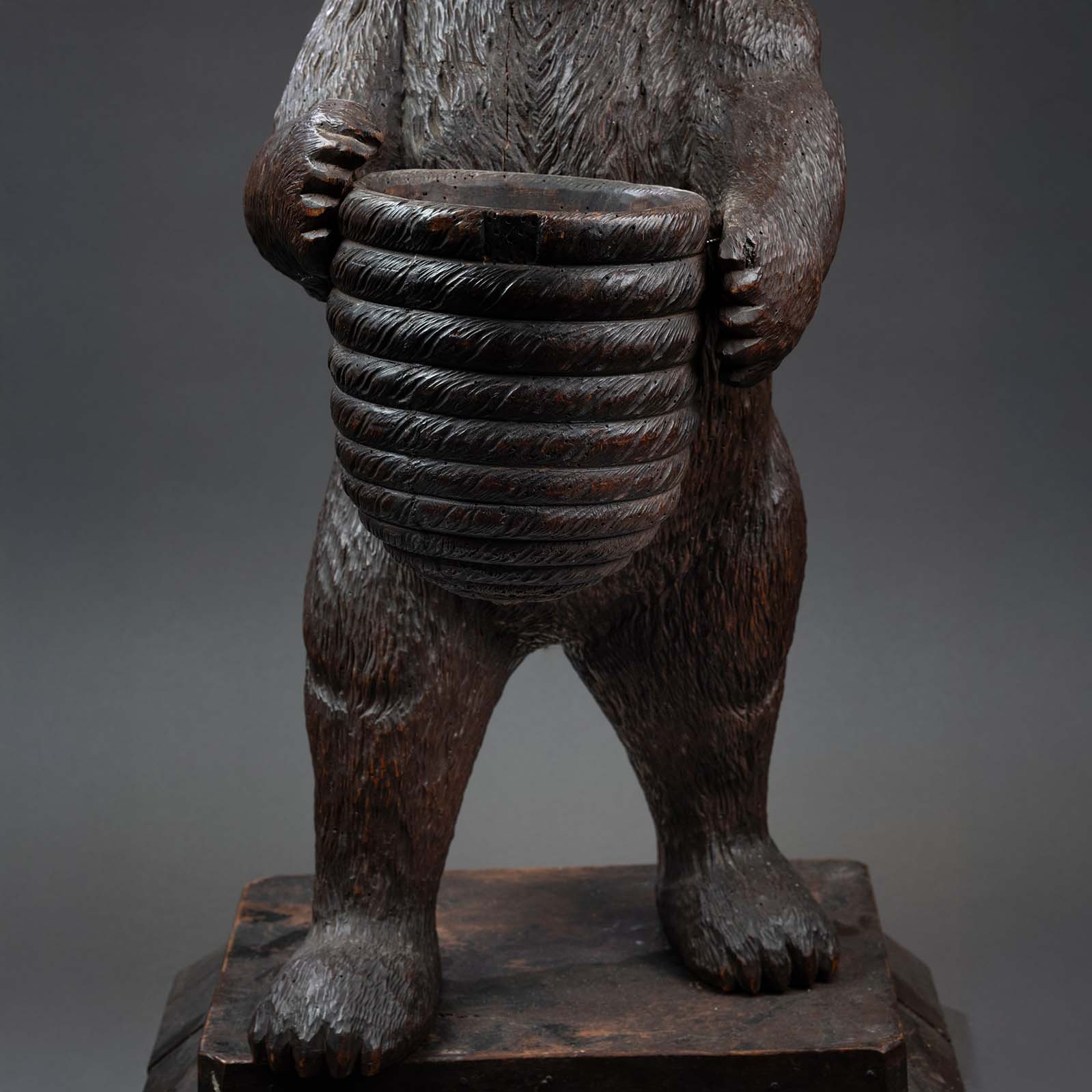 Grande sculpture d'ours en bois sculpté