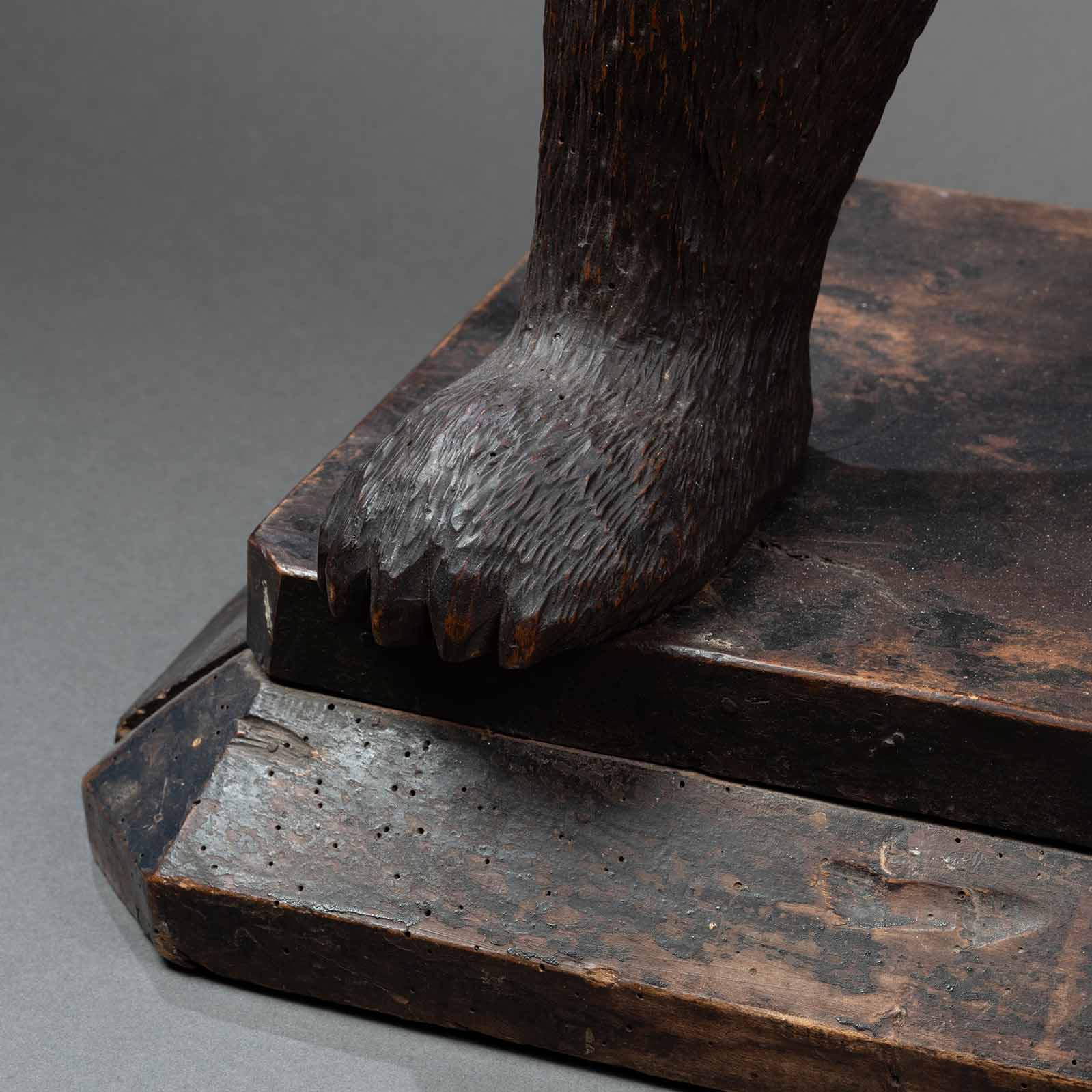 Grande sculpture d'ours en bois sculpté