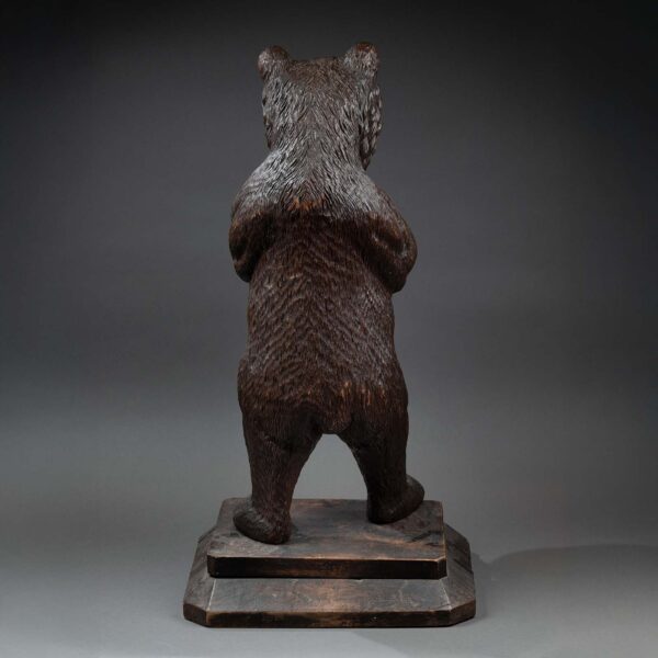 Grande sculpture d'ours en bois sculpté