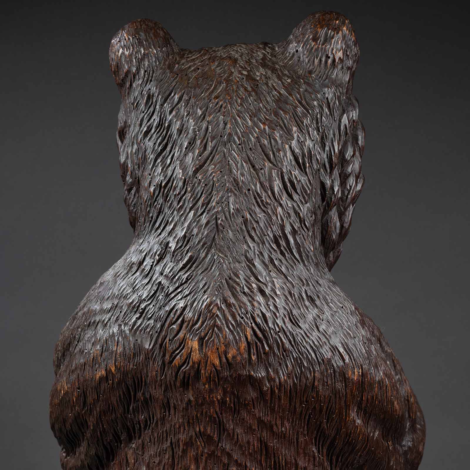 Grande sculpture d'ours en bois sculpté
