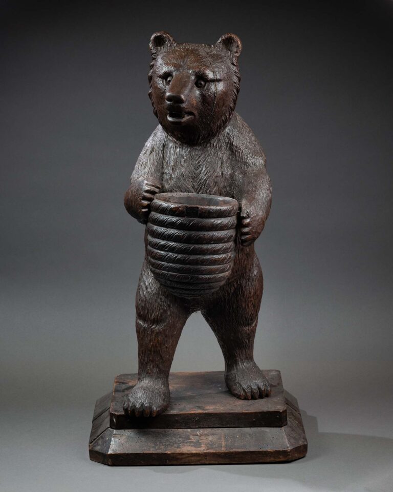 Grande sculpture d'ours en bois sculpté