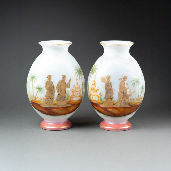 Paire de vases en opaline à décor asiatique du XIXème siècle