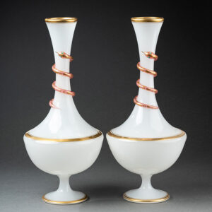 Paire de vases en opaline blanche à serpents dorés