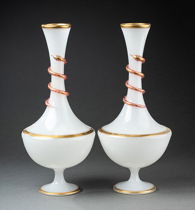 Paire de vases en opaline blanche à serpents dorés