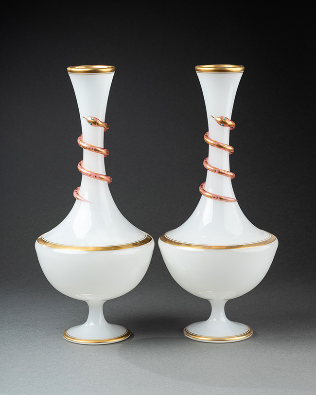 Paire de vases en opaline blanche à serpents dorés