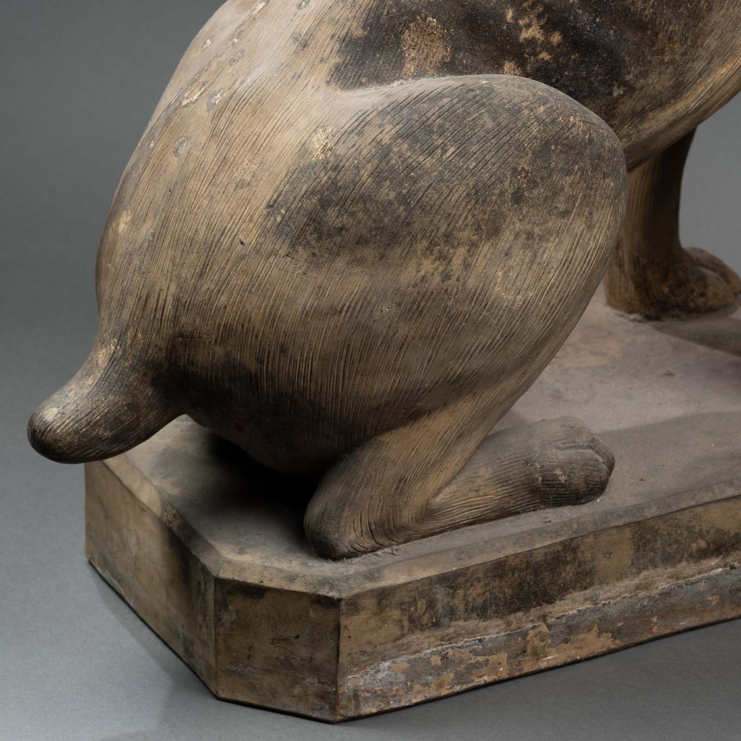 Chien de garde en terre cuite – travail du XIXᵉ siècle