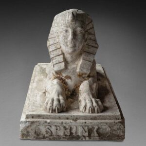 Grand sphinx en pierre sculptée