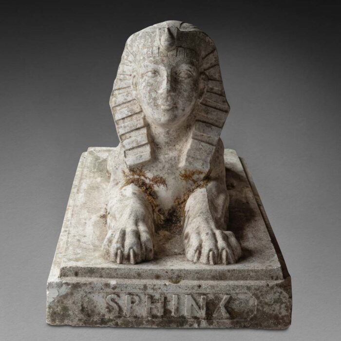 Grand sphinx en pierre sculptée