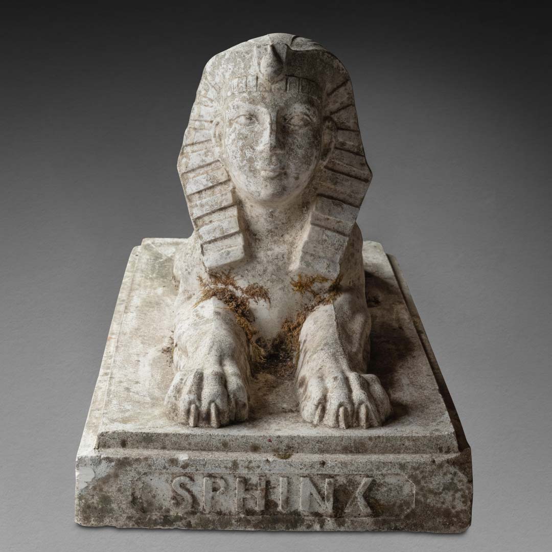 Grand sphinx en pierre sculptée