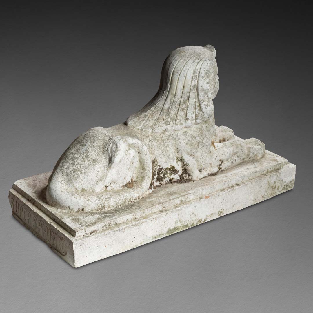 Grand sphinx en pierre sculptée