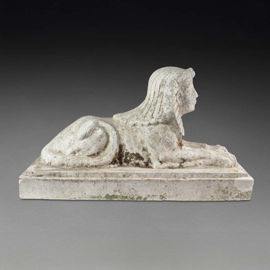 Grand sphinx en pierre sculptée