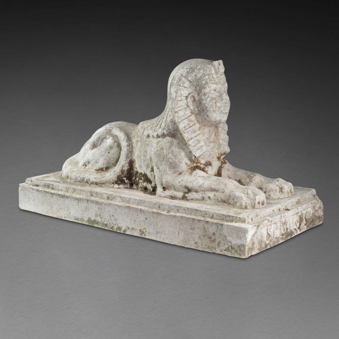 Grand sphinx en pierre sculptée