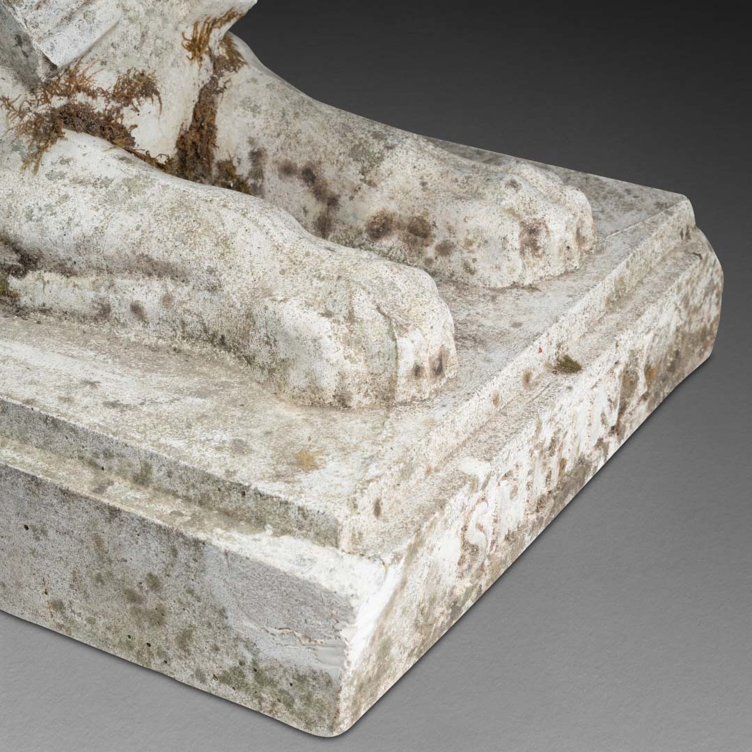 Grand sphinx en pierre sculptée