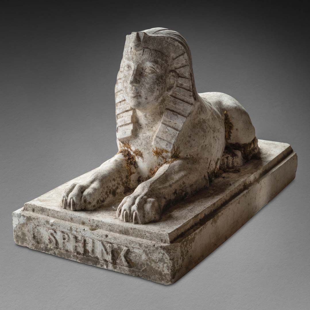 Grand sphinx en pierre sculptée