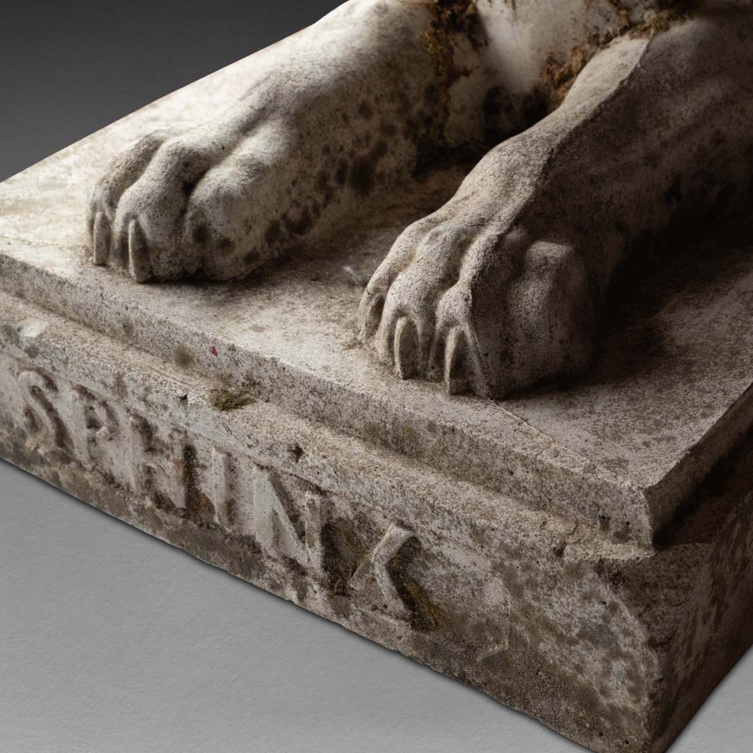 Grand sphinx en pierre sculptée