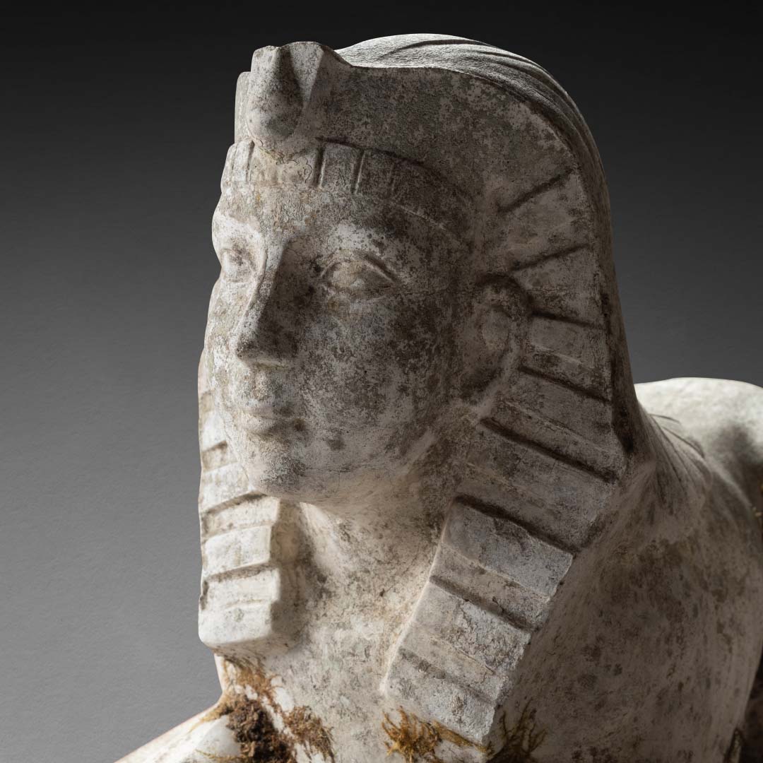 Grand sphinx en pierre sculptée