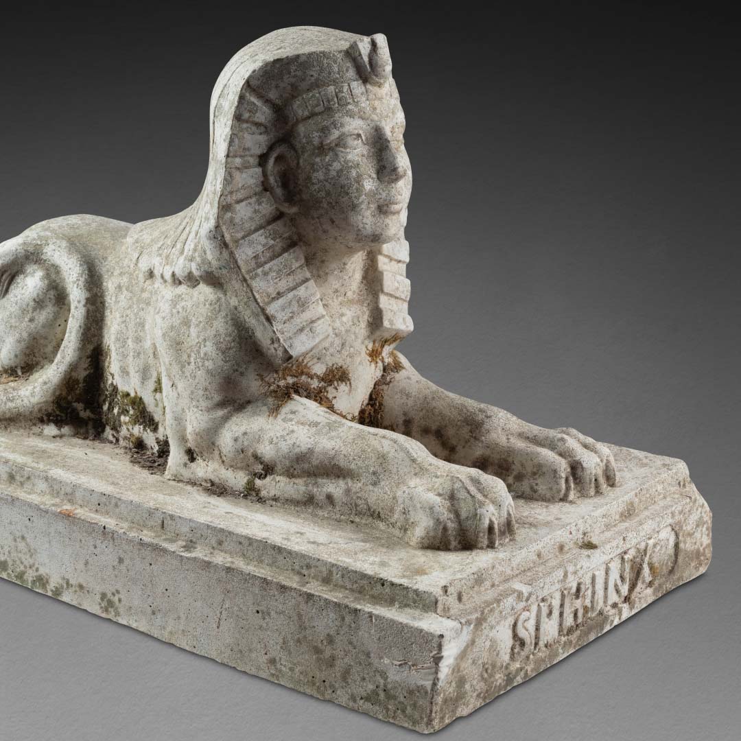 Grand sphinx en pierre sculptée