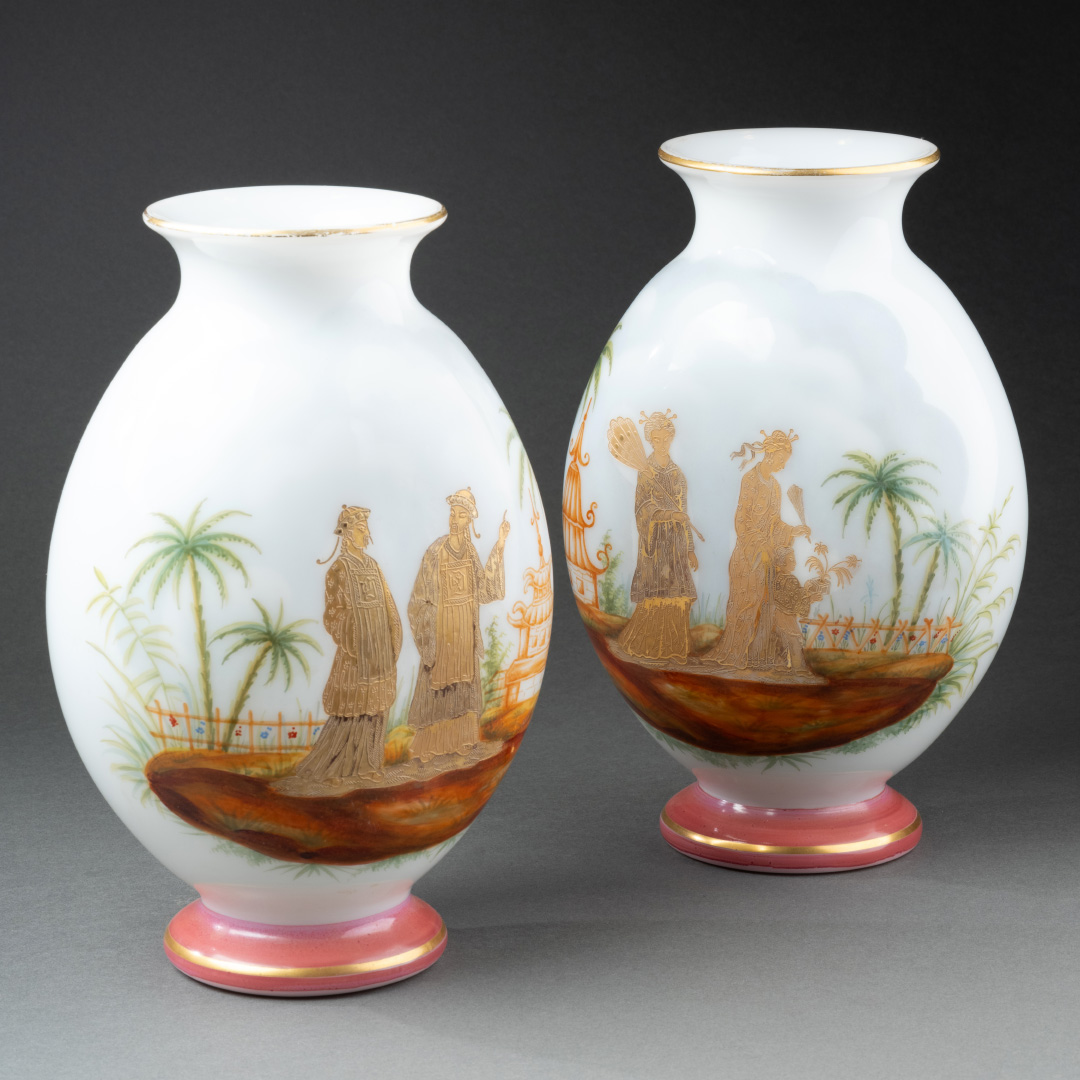 Paire de vases en opaline à décor asiatique du XIXème siècle