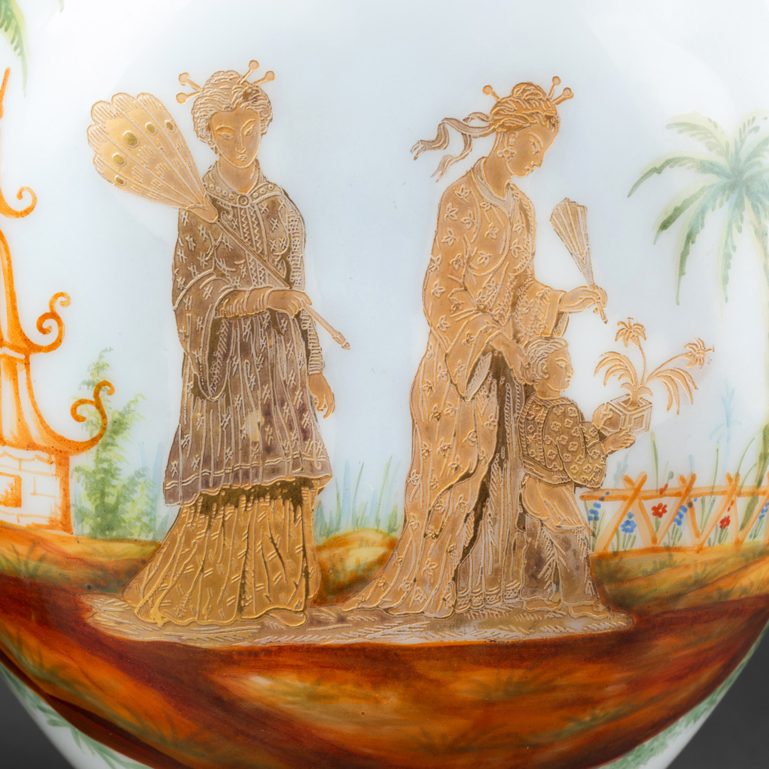 Paire de vases en opaline à décor asiatique du XIXème siècle