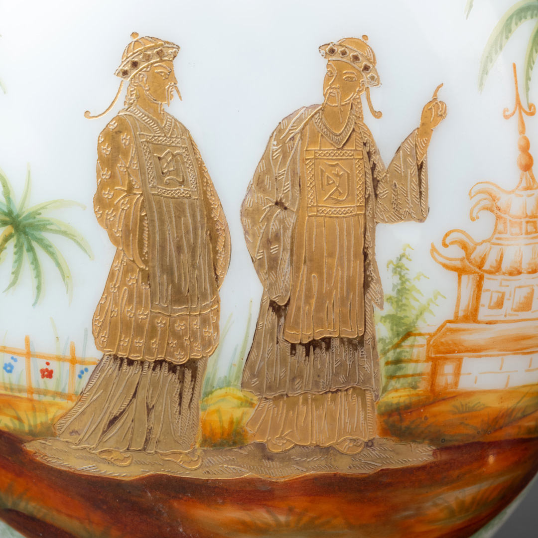 Paire de vases en opaline à décor asiatique du XIXème siècle