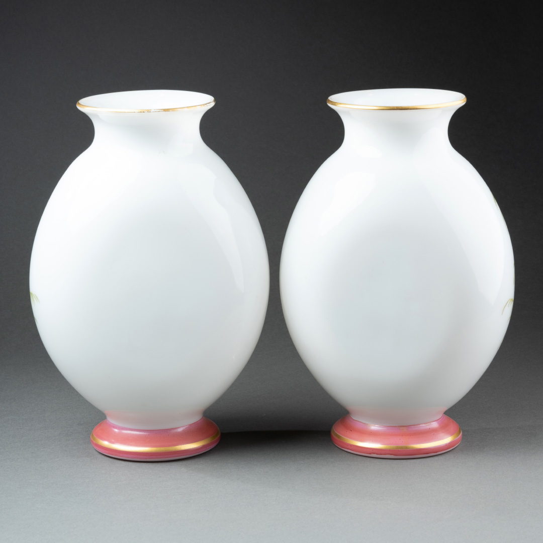 Paire de vases en opaline à décor asiatique du XIXème siècle