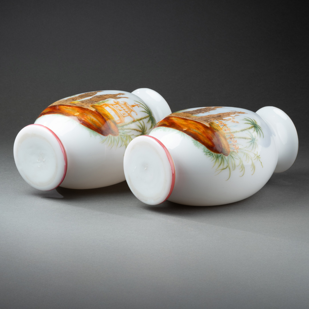 Paire de vases en opaline à décor asiatique du XIXème siècle