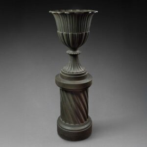 Vase Médicis en bronze sur colonne Art déco