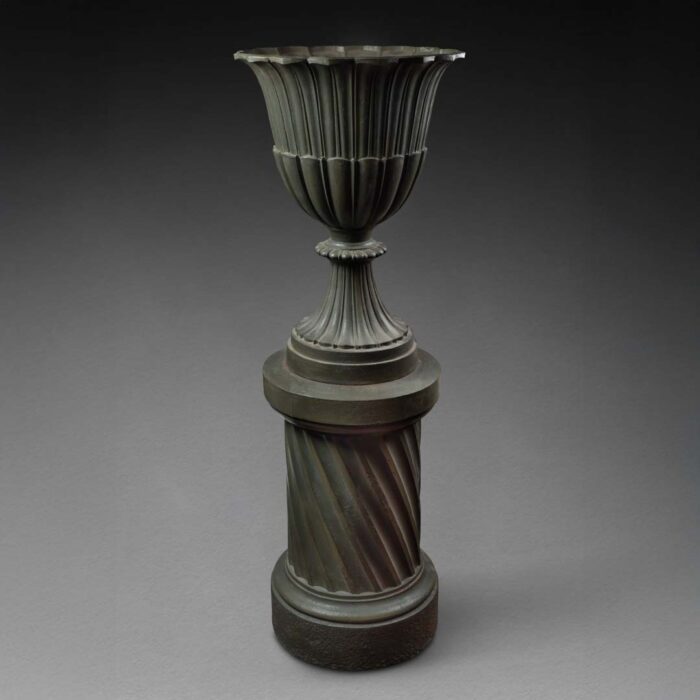 Vase Médicis en bronze sur colonne Art déco