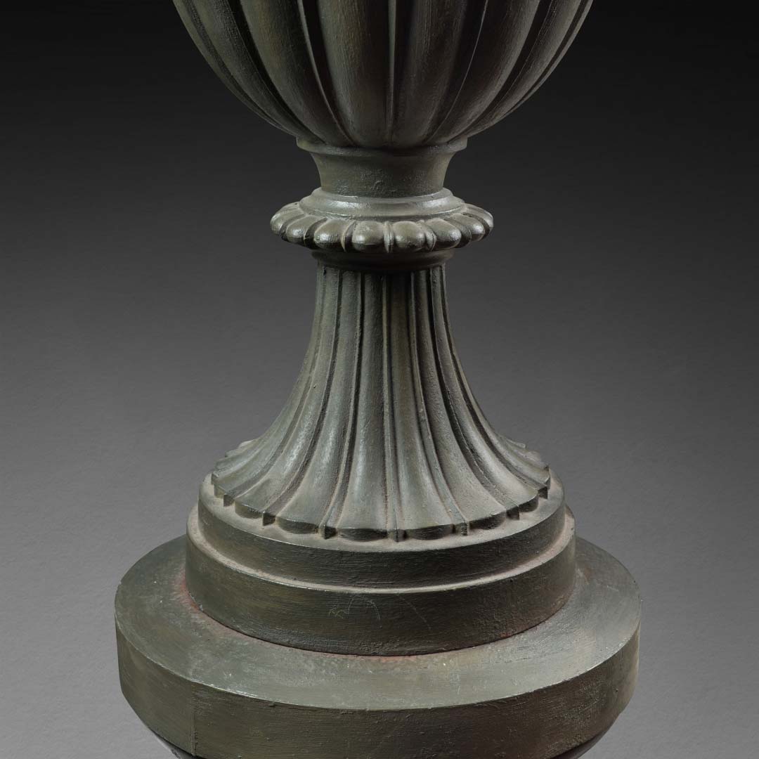 Vase Médicis en bronze sur colonne Art déco