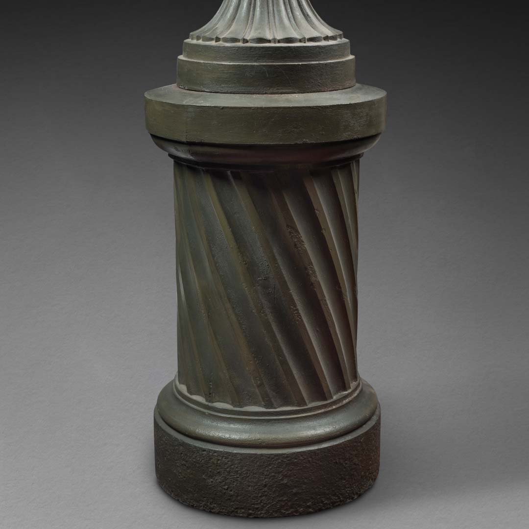 Vase Médicis en bronze sur colonne Art déco