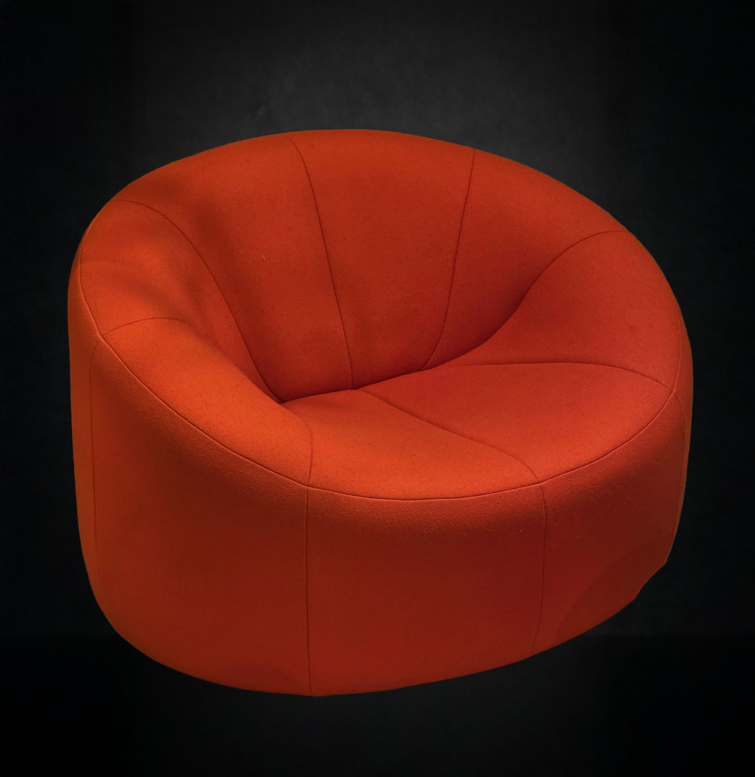 Fauteuil et repose-pied par Pierre Paulin
