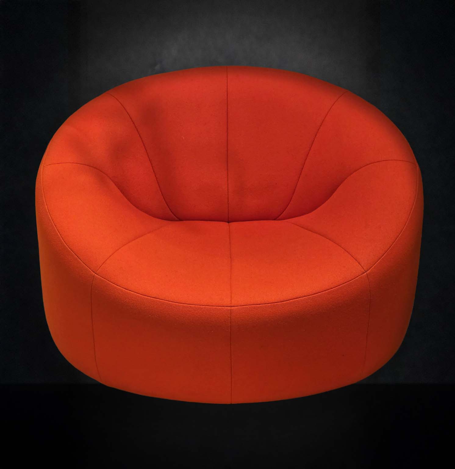 Fauteuil et repose-pied par Pierre Paulin