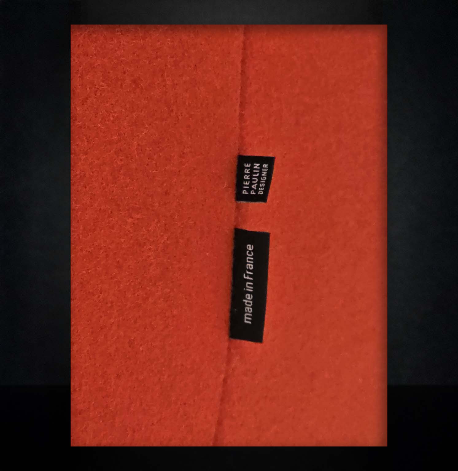 Fauteuil et repose-pied par Pierre Paulin