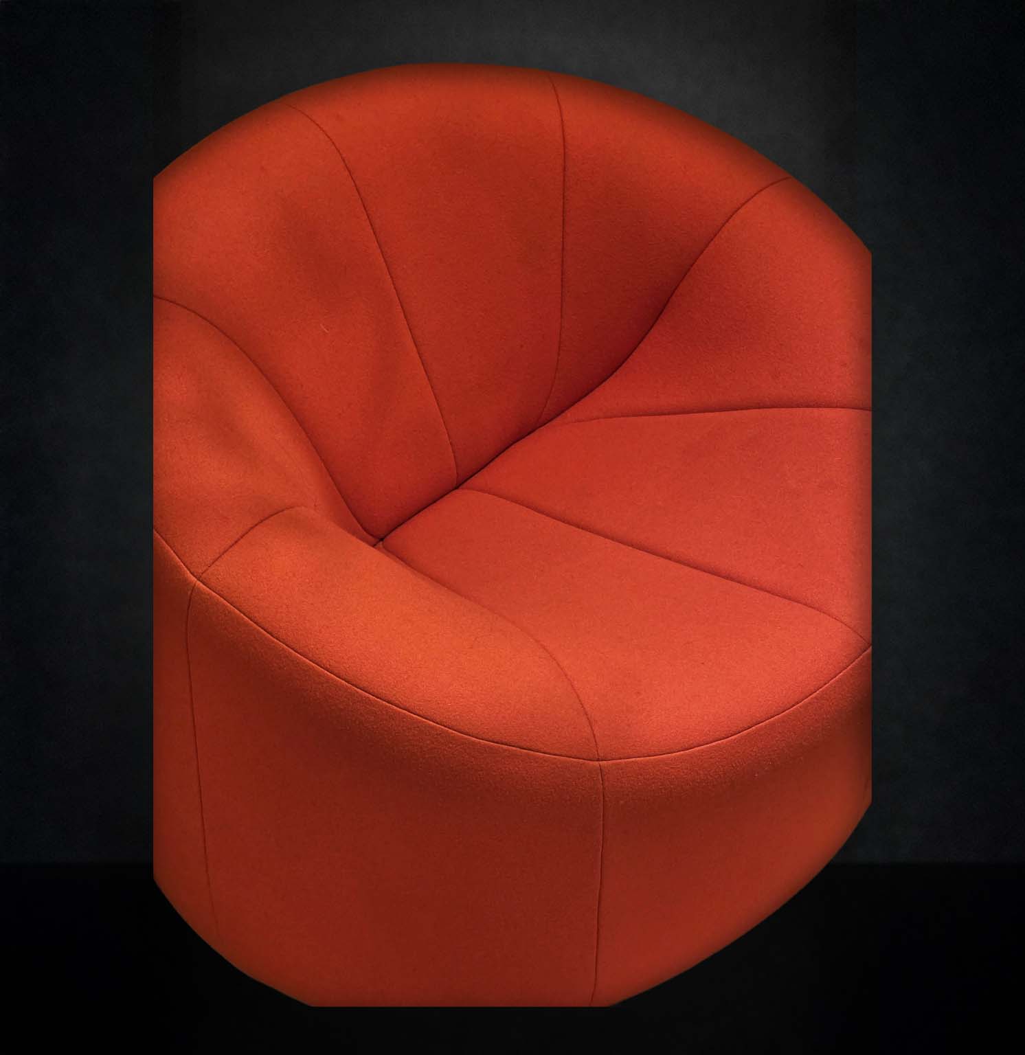 Fauteuil et repose-pied par Pierre Paulin