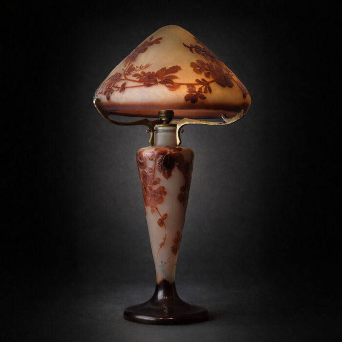 Lampe champignon Art Nouveau en pâte de verre à décor de vignes et raisins signée Emile Gallé