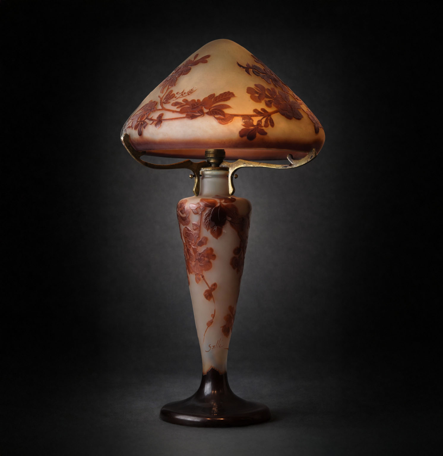 Lampe champignon Art Nouveau en pâte de verre à décor de vignes et raisins signée Emile Gallé