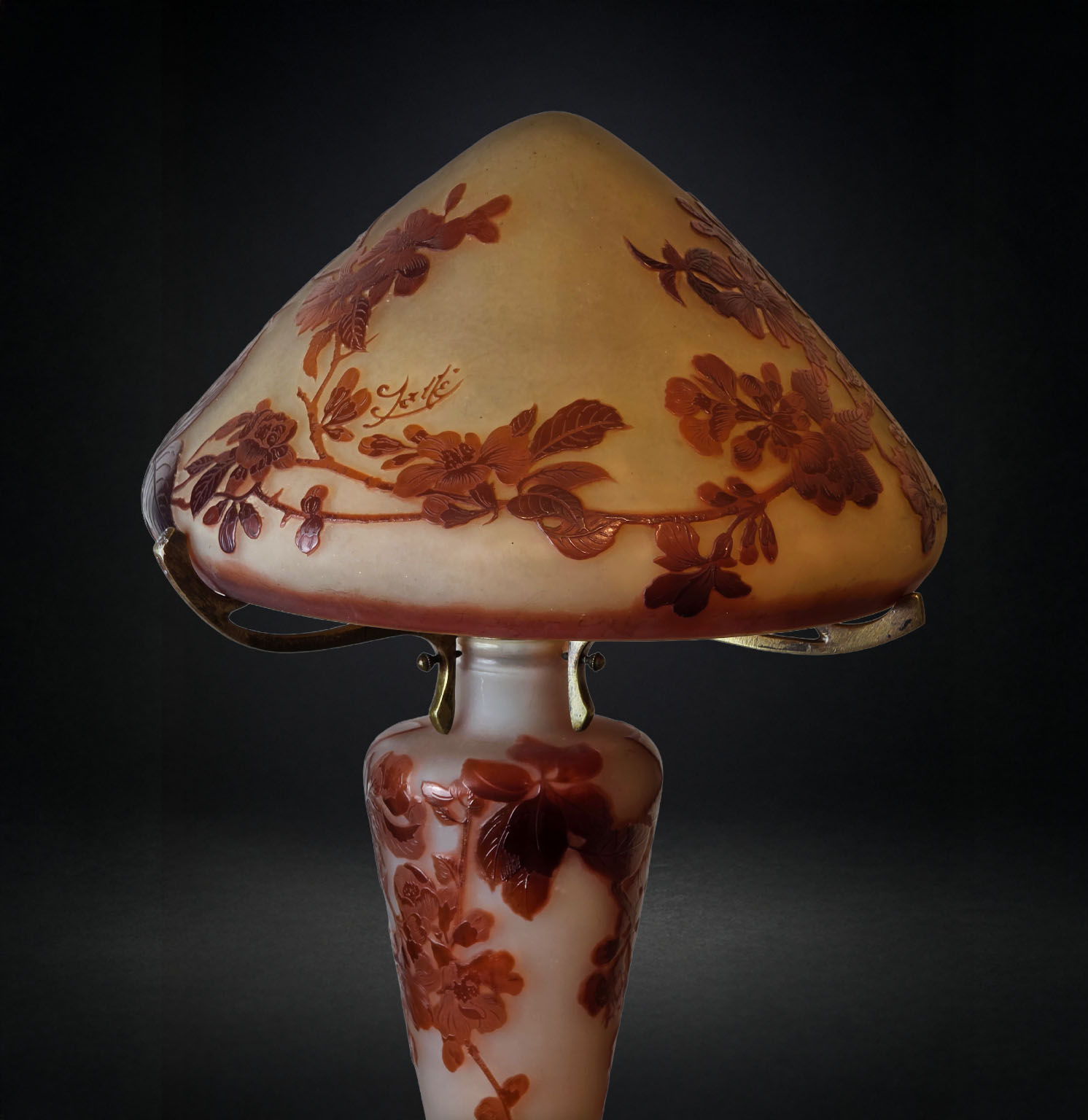 Lampe champignon Art Nouveau en pâte de verre à décor de vignes et raisins signée Emile Gallé