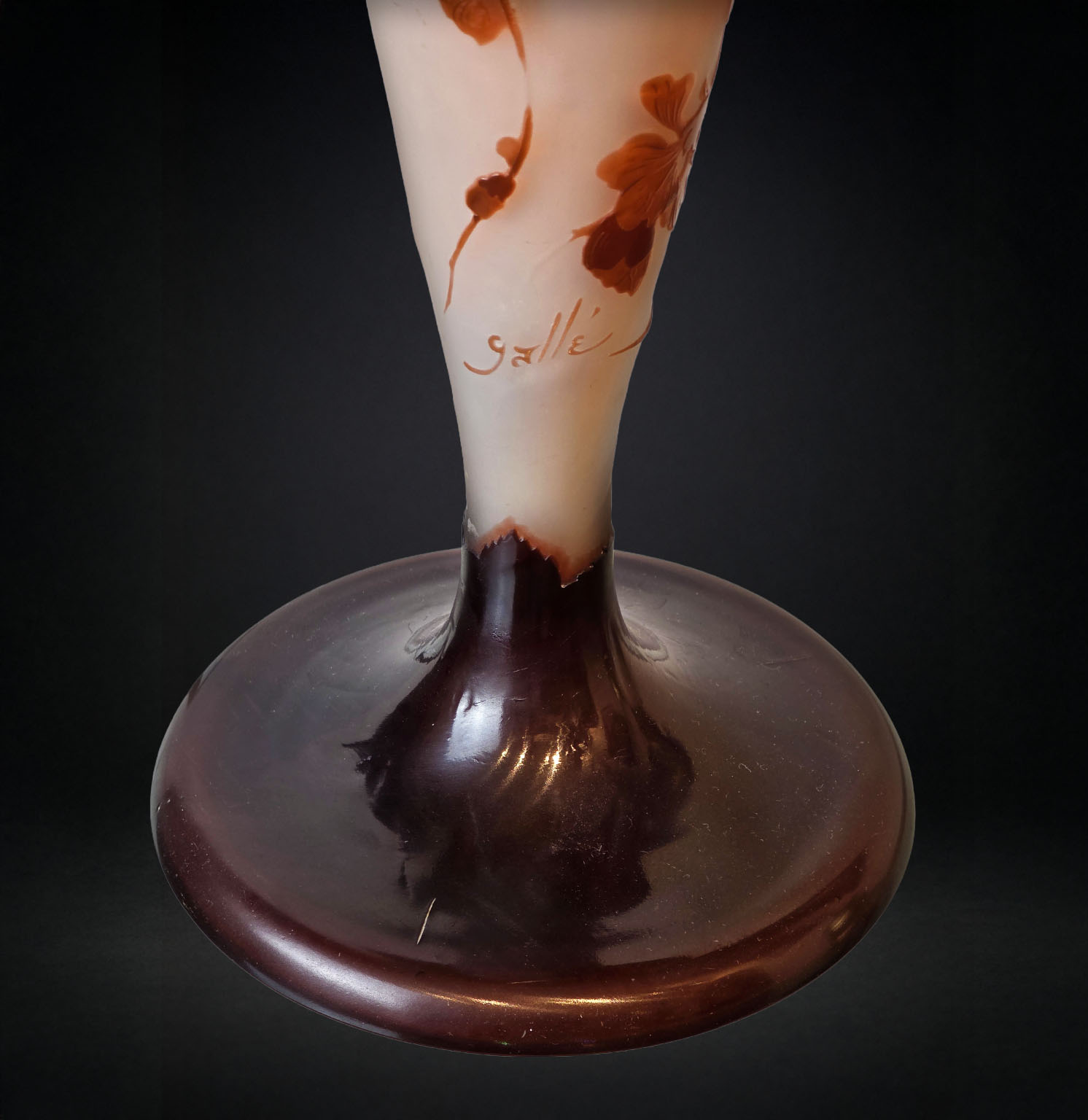 Lampe champignon Art Nouveau en pâte de verre à décor de vignes et raisins signée Emile Gallé