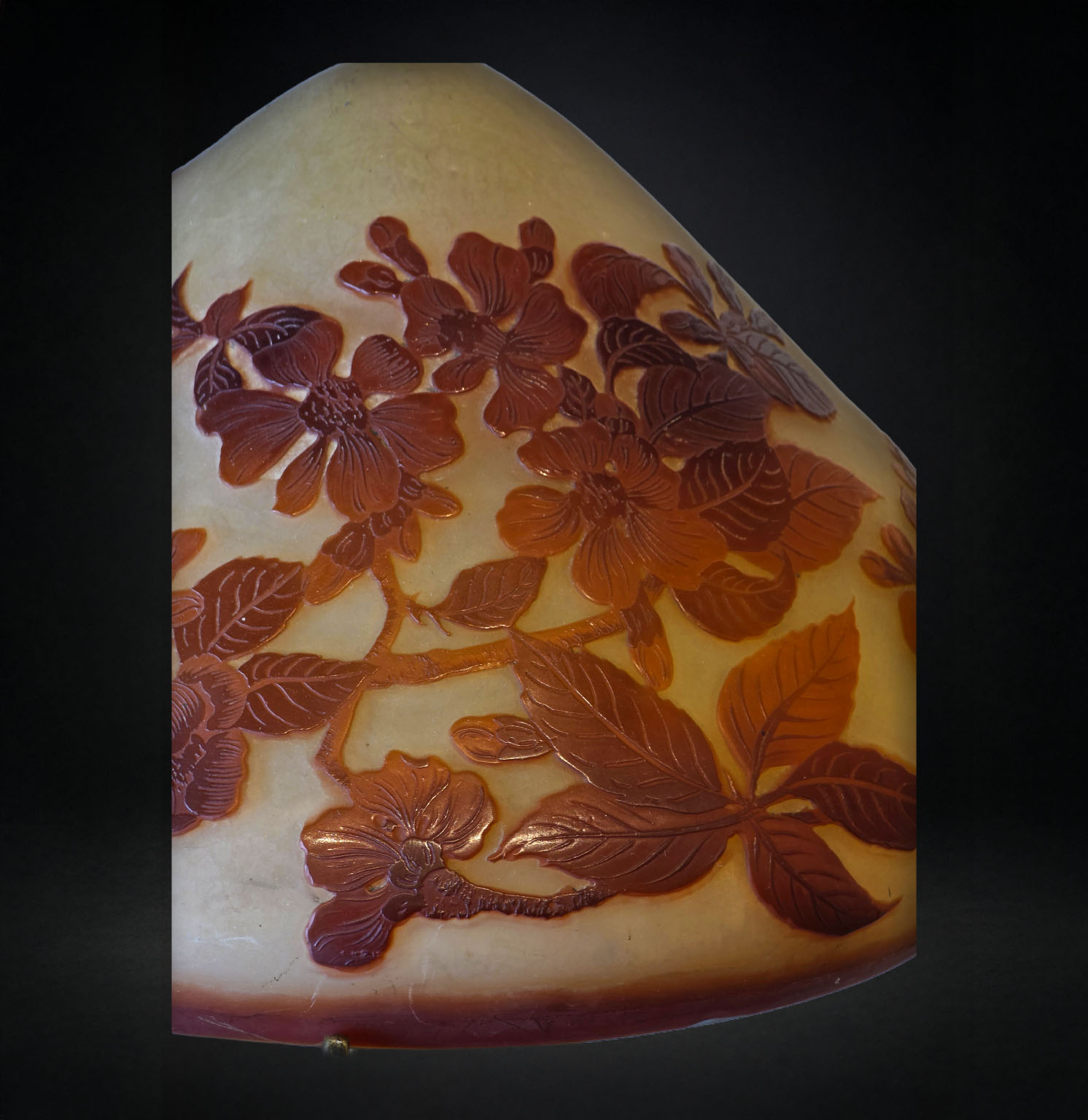 Lampe champignon Art Nouveau en pâte de verre à décor de vignes et raisins signée Emile Gallé