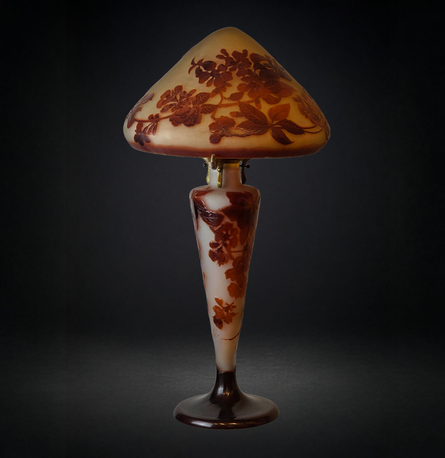 Lampe champignon Art Nouveau en pâte de verre à décor de vignes et raisins signée Emile Gallé